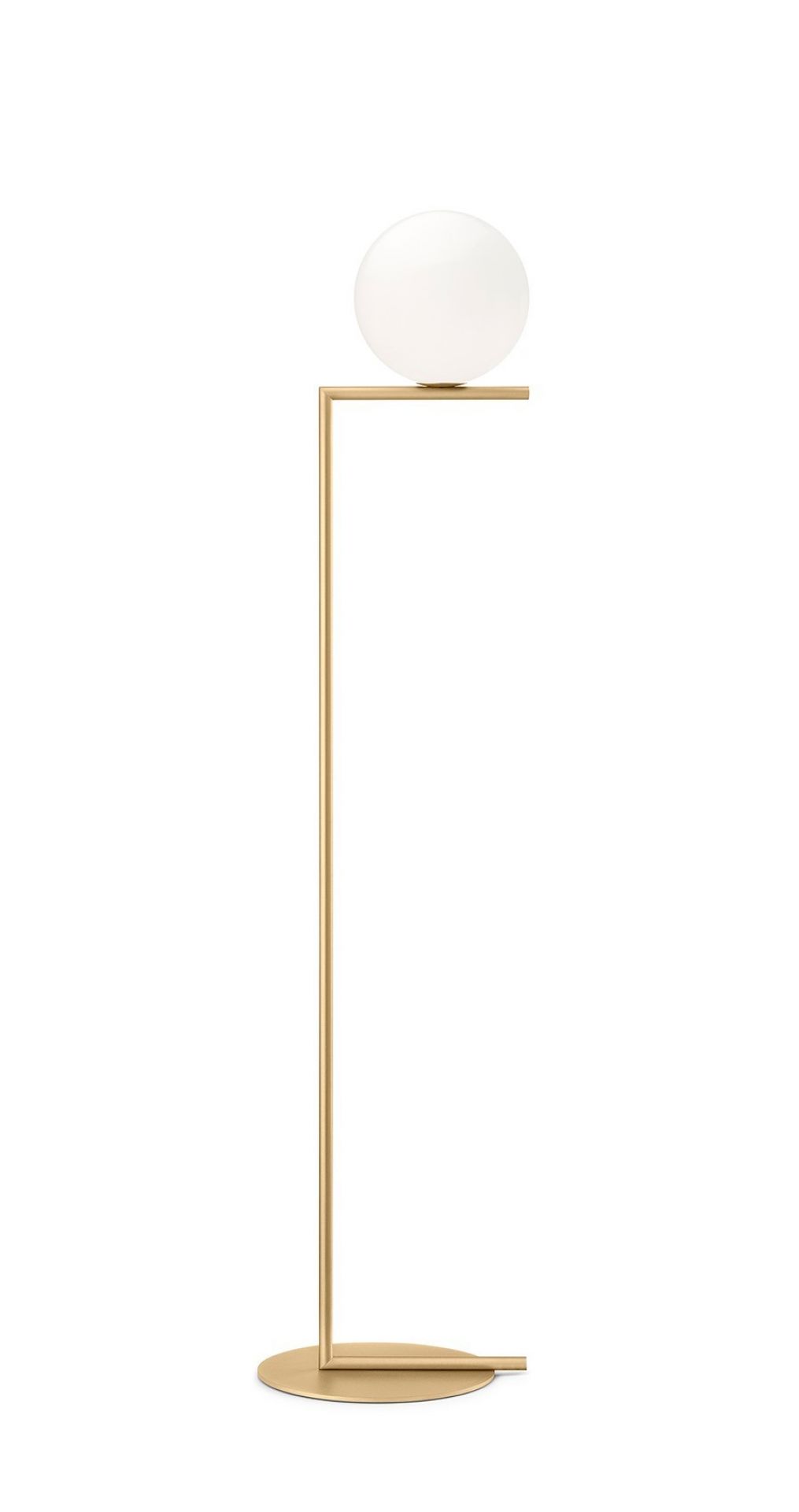 IC Lights Stehleuchte in Messing mit weißem Opalglas-Diffusor für modernes Wohnambiente.